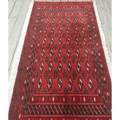 استفاده از جلو پشتی دستباف سنتی ایرانی در مبلمان خانه‌ها، بخصوص برای طراحی فضای سنتی، از اهمیت ویژه‌ای برخوردار است. چرا که استفاده از دکوراسیون پشتی سنتی در منزل، همان حس سنتی و آرامش توام با خاطرات گذشته را به فضای خانه و دکوراسیون هدیه می‌کند.