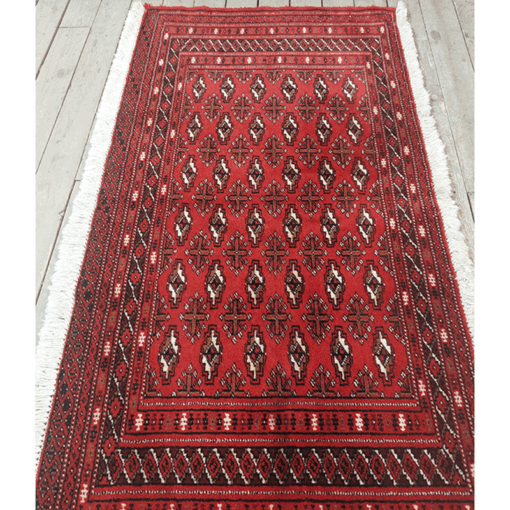 استفاده از جلو پشتی دستباف سنتی ایرانی در مبلمان خانه‌ها، بخصوص برای طراحی فضای سنتی، از اهمیت ویژه‌ای برخوردار است. چرا که استفاده از دکوراسیون پشتی سنتی در منزل، همان حس سنتی و آرامش توام با خاطرات گذشته را به فضای خانه و دکوراسیون هدیه می‌کند.
